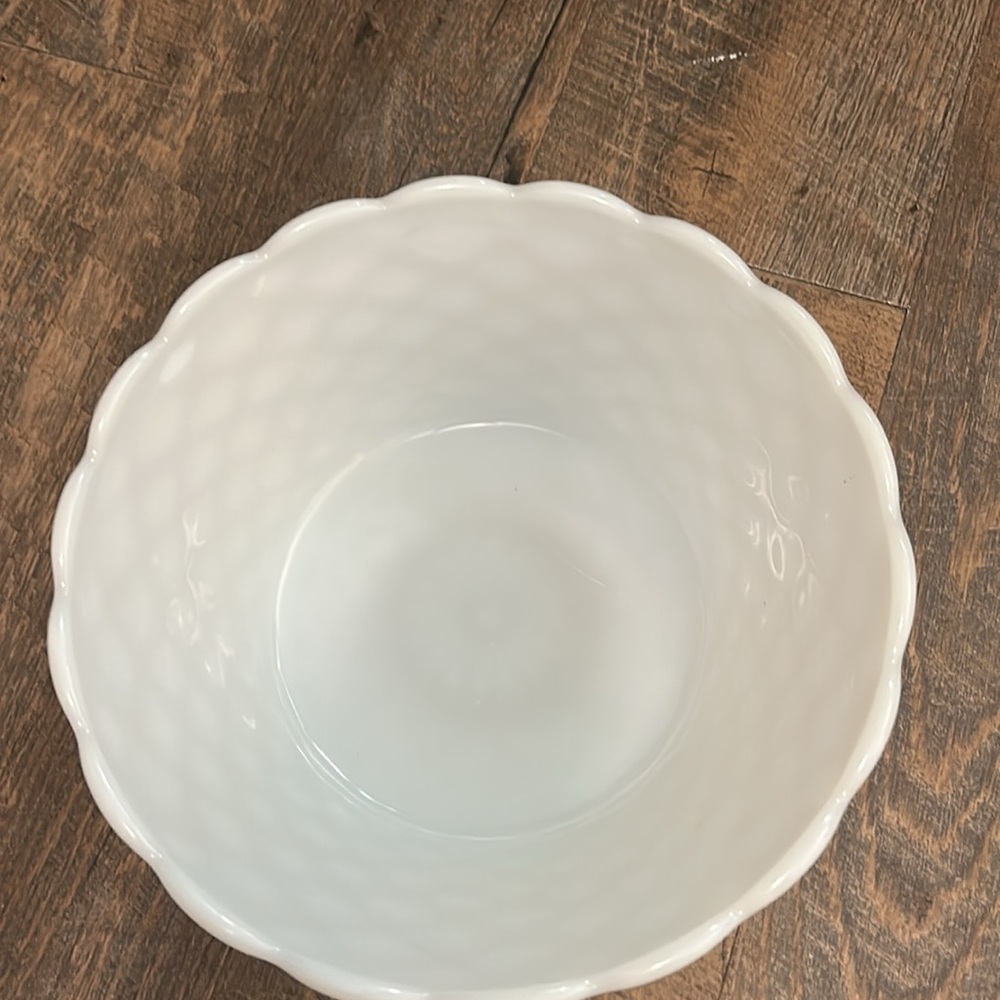 Anchor Hocking "Colonial Diamond" large milk glass bowl, quilted - Picture 2 of 7